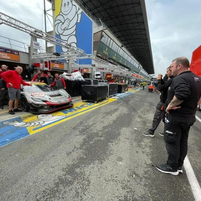 photo ambiance détendue, au lendemain de la course, chez af corse.  ©  ouest-france