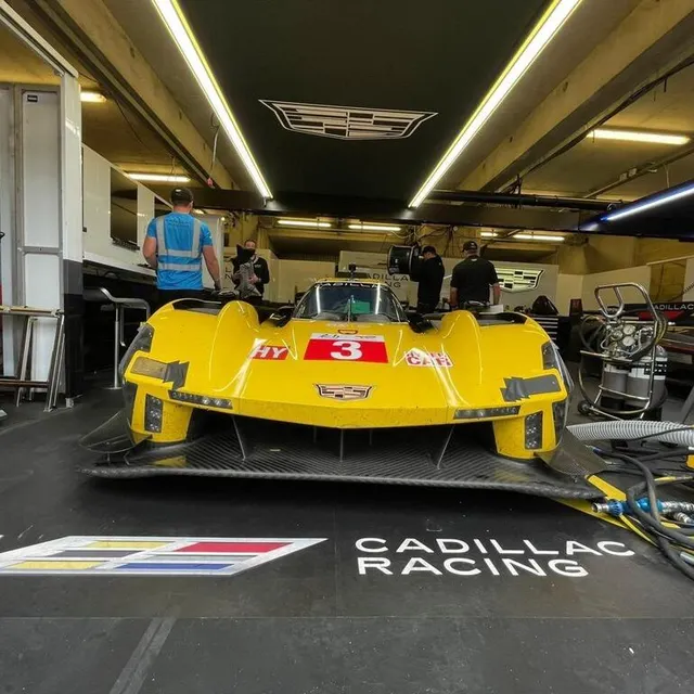 photo la cadillac de sébastien bourdais a dû abandonner dans la matinée de dimanche, pour un réservoir d’essence percé.  ©  ouest-france