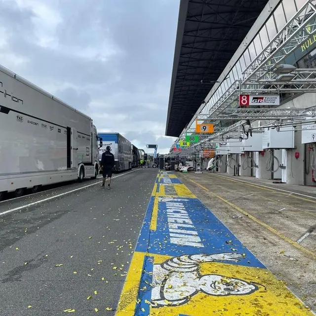 photo très vite après la course, les camions reviennent en « pit-lane » pour permettre le démontage.  ©  guillaume nédélec