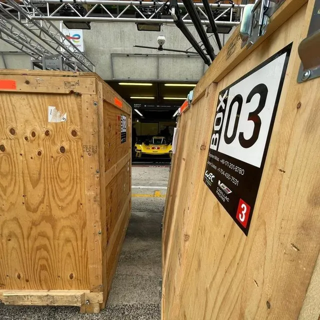 photo direction les états-unis pour la cadillac n°3. le matériel est déjà prêt à être expédié.  ©  ouest-france