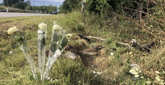 photo  sur les lieux de l’accident, des personnes ont déposé des fleurs en hommage aux deux jeunes décédés.  &copy;  ouest-france 