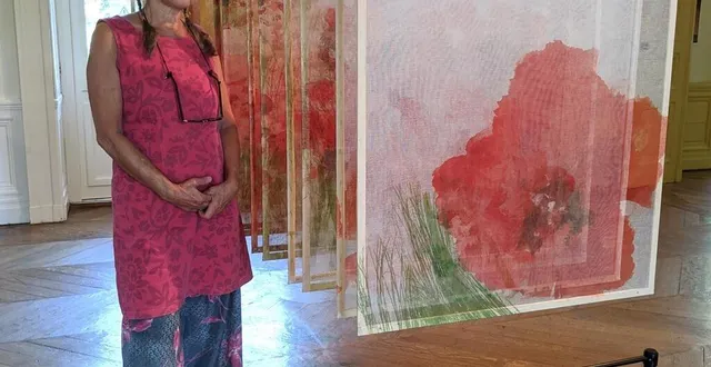 photo  caty banneville, présente quelques-unes de ses toiles qui feront partie de son installation.  &copy;  caty banneville 