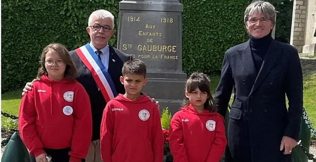 photo  éliza, emma et stephen ont lu le message du général de gaulle.  &copy;  ouest-france 