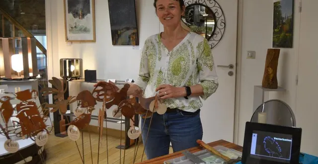 photo  céline a fait une démonstration dimanche au moulin, où ses œuvres sont exposées jusqu’à la fin de l’année.  &copy;  le maine libre 