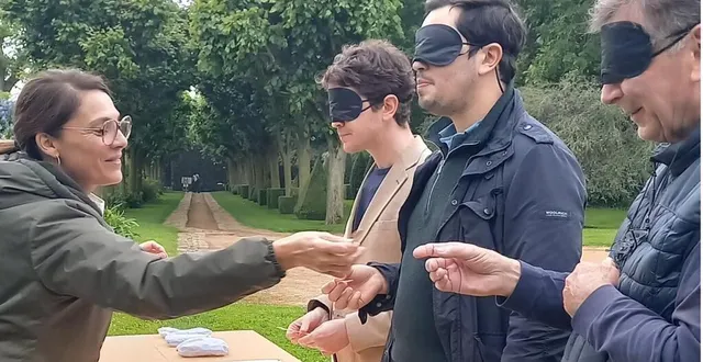 photo  les visiteurs se sont prêtés à la découverte des cinq sens.  &copy;  le maine libre 