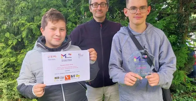 photo  deux des élèves gagnants, christophe et aaron. au second rang, leur animateur et enseignant, dominique trescases.  &copy;  ouest-france 