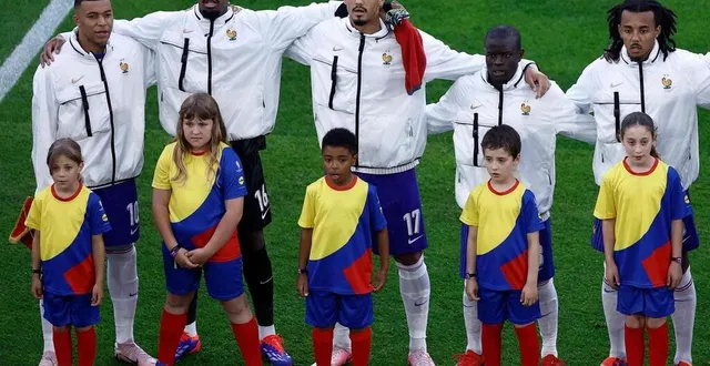 photo  margot, première à gauche, devant kylian mbappé, lors des hymnes avant le coup d’envoi du match autriche-france, à l’euro de football en allemagne, lundi 17 juin 2024.  &copy;  kenzo tribouillard / afp 