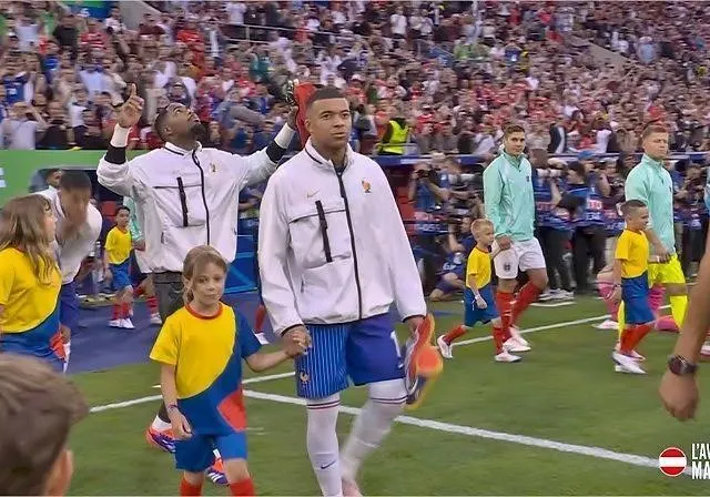 photo margot est entrée sur la pelouse du stade de düsseldorf main dans la main avec kylian mbappé et devant les caméras du monde entier.  ©  capture d’écran / tf1