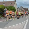 photo  les courses se déroulent sur les routes à travers le bourg de goulet 