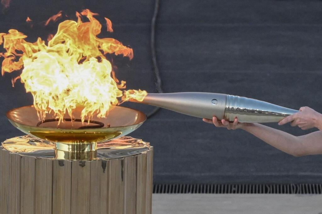 VidÉo Jo 2024 La Flamme Olympique Plonge à 40 Mètres De Profondeur Sport 7654