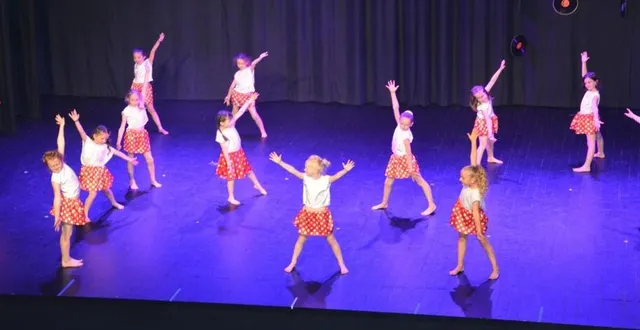 photo  les petites danseuses du groupe débutantes ont ébloui le public sur une musique rock & swing !  &copy;  ouest-france 