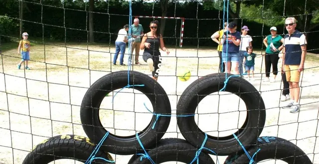 photo  même les mamans n’ont pas hésité à chausser les crampons.  &copy;  le maine libre 
