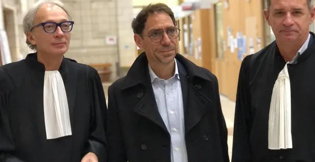 photo  me thierry fillion, avocat à droite de christophe reineri, ex-directeur de kéolis et me nicolas de la taste, avocat de l’ex-épouse de christophe reineri en décembre 2021 à angers.  &copy;  archives of 