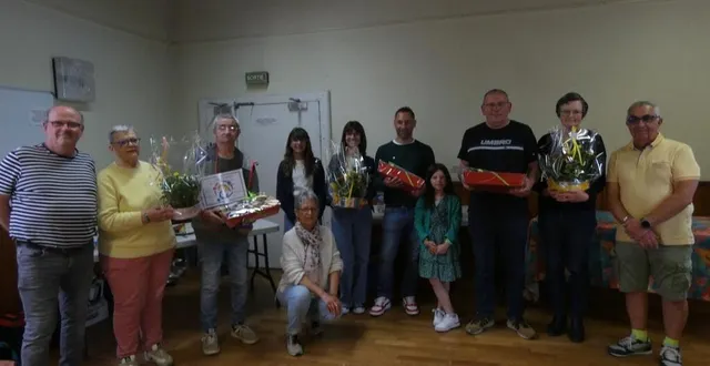 photo  les trois médaillés avec leur famille et des membres de l’association lors du pique-nique annuel organisé à mortagne (orne)  le 16 juin 2024.  &copy;  ouest-france 