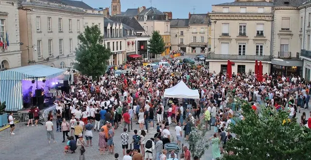photo  la place raphaël-elizé à sablé-sur-sarthe était bien garnie pour la fête de la musique l’an dernier, en 2023.  &copy;  archives ouest-france 