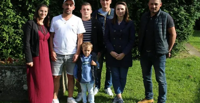 photo  raphaël roger (2e à gauche), accompagné des membres et bénévoles du comité des fêtes.  &copy;  ouest-france 