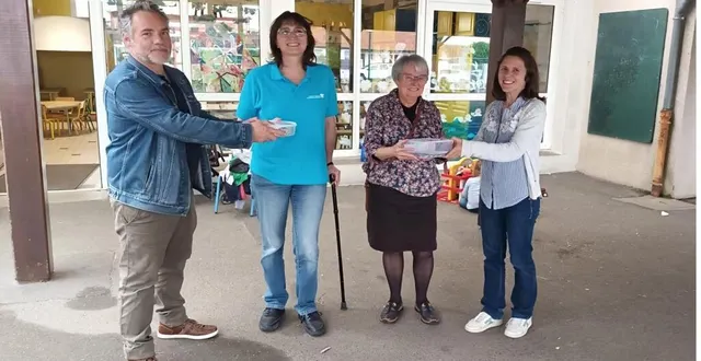 photo  de gauche à droite : le directeur de l’école christophe boivin, estelle mille (leucémie espoir 72), martine beucher (vaincre la mucoviscidose) et la directrice adeline savin.  &copy;  ouest-france 