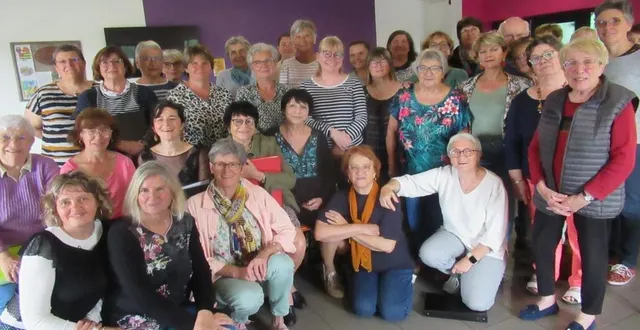photo  isabelle gaboreau (au centre, pull rayé) dirige les 46 choristes de coup d’chœur.  &copy;  co 