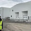 photo  sylvaine duret, directrice technique, devant la seconde extension (le bâtiment le plus haut), qui sera achevée en septembre. 