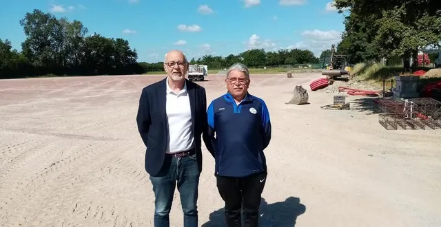 photo  philippe kerebel, adjoint aux associations sportives et dominique chain, président du smos foot, posent ici, sur le futur terrain synthétique. après ceux de chalonnes-sur-loire et brissac-loire-aubance, ce sera le troisième terrain de football synthétique dans la communauté de communes loire layon aubance.  &copy;  ouest-france 