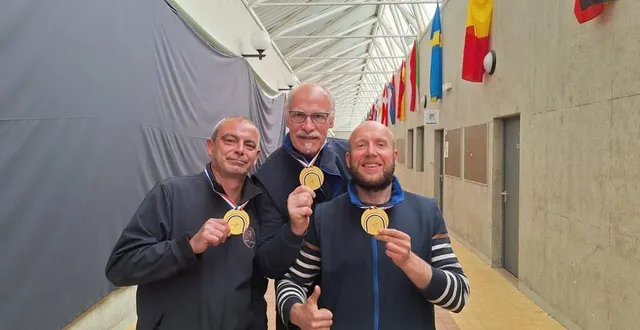 photo  charlie prud’homme, vincent rey, benjamin trehet, posent fièrement avec la médaille de champions de france 2024.  &copy;  le maine libre 