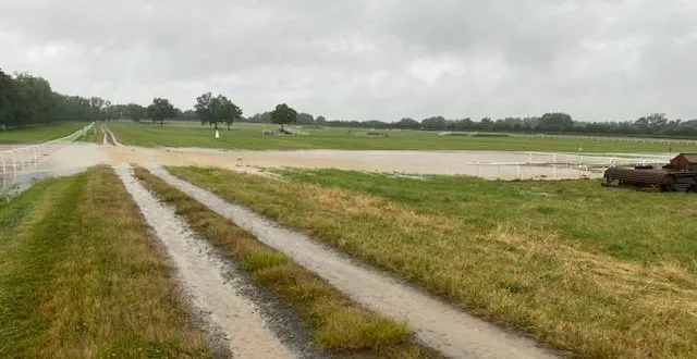 photo  l’hippodrome de senonnes-pouancé, gorgé d’eau, a dû annuler la réunion pmu qui devait s’y tenir ce jeudi 20 juin.  &copy;  fabienne aulnette 