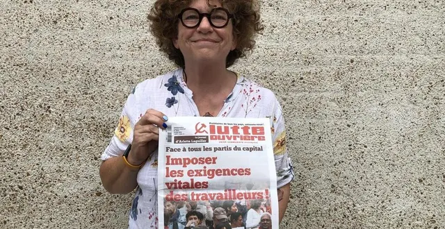 photo  la candidate de la première circonscription de la sarthe, sylvie maillet, tient dans ses mains le journal officiel du parti trotskiste.  &copy;  le maine libre 