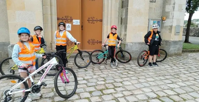 photo  elena, aaron, zoé, ethan et théo en pause dans le centre-ville de la flèche lors de leur sortie sur route.  &copy;  le maine libre 