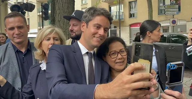 photo  gabriel attal s’est prêté au jeu des selfies dès son arrivée à alençon, jeudi 20 juin.  &copy;  ouest-france 