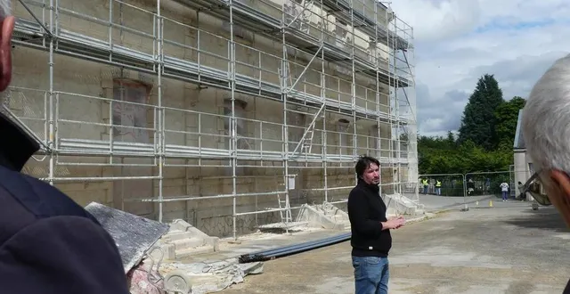 photo  des élus et l’équipe enseignante ont visité l’école en cours de rénovation lundi 17 juin 2024.  &copy;  ouest-france 