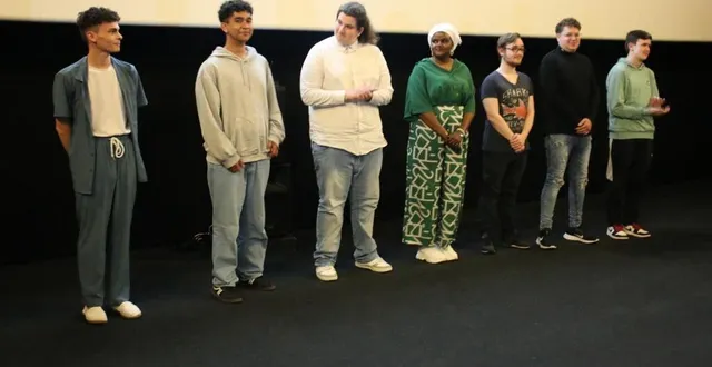 photo  dennys loizeau (2e à gauche), accompagné par la mission locale, a présenté son parcours d’insertion professionnelle dans une vidéo. il travaille désormais au restaurant municipal de mamers.  &copy;  ouest-france 