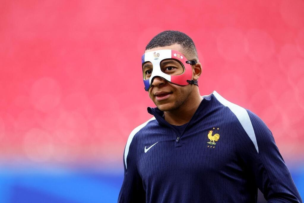 En Images Kylian Mbappé Dévoile Un Masque Tricolore à La Veille De France Pays Bas Sport 0793