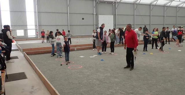 photo  les élèves de l’école robert-desnos essaient un atelier d’initiation au point.  &copy;  ouest-france 