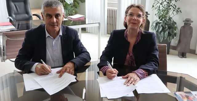 photo  daniel chevalier, président de la communauté de communes du pays sabolien, et laurence van asten, directrice du conservatoire national des arts et métiers (cnam) des pays de la loire lors de la signature de la convention de partenariat, jeudi 20 juin 2024.  &copy;  ouest-france 