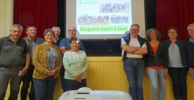 photo  les membres de l’association des arbres pour la vie lors de l’assemblée générale avec son président gabriel taillée (1er à droite de l’écran, bras croisés).  &copy;  co 