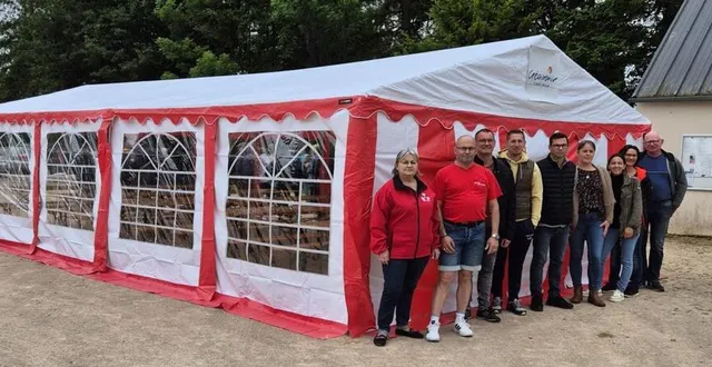 photo  l’équipe du comité des fêtes pose fièrement devant lson tout nouveau barnum.  &copy;  le maine libre 
