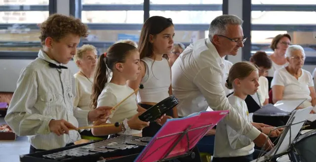 photo  le concert a eu lieu dans la salle du restaurant municipal.  &copy;  le maine libre 