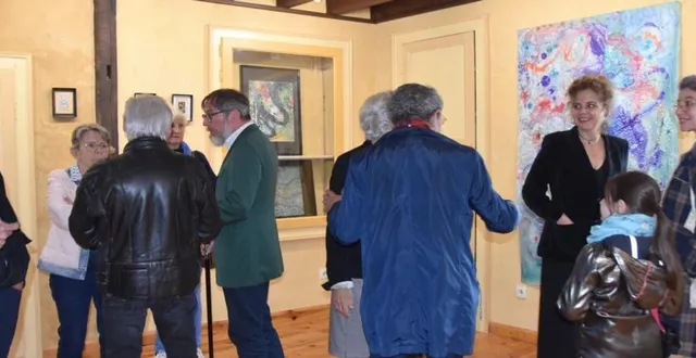 photo  le vernissage, l’occasion pour izabella d’échanger avec le public, devant une de ses plus belles toiles.  &copy;  le maine libre 