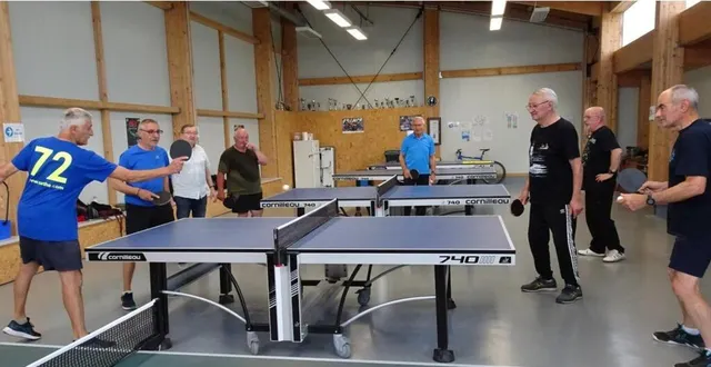 photo  en loisir, les seniors ont plaisir à s’affronter amicalement au club de tennis de table de saint-pavace et neuville-sur-sarthe, sous les yeux de patrick gaudemer, leur président.  &copy;  ouest-france 