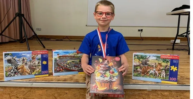 photo  jules hecker, 8 ans, originaire de toulouse, est champion de france de puzzle dans la catégorie des moins de 10 ans.  &copy;  ouest-france 