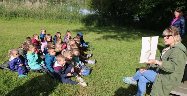 photo  assis devant sarah prunier et vanessa mainguy, les élèves ont partagé une lecture avant de prospecter la nature.  &copy;  ouest-france 