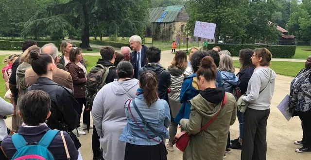 photo  le président du conseil départemental, dominique le mèner, est allé discuter avec les manifestants.  &copy;  le maine libre 