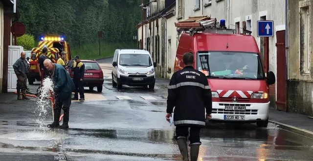 photo  pompier et habitants à pied d’œuvre  &copy;  ml 
