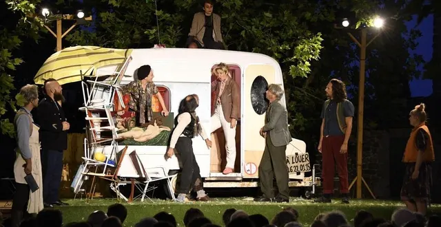 photo  pendant la tournée des villages de 2022, les comédiens du théâtre régional des pays de la loire ont revisité « l’avare », de molière.  &copy;  archives anthony billaud 