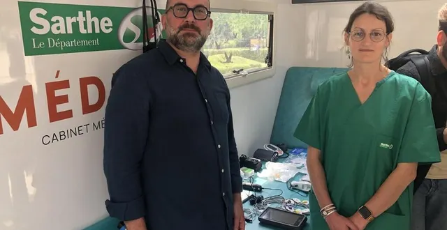 photo  tony bouvet, cadre de santé, responsable du projet et nadège thierry, l’une des deux infirmières du médibus  &copy;  le maine libre 
