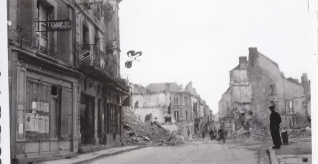 photo  argentan pendant l’été 1944, avec le haut de la rue de la chaussée : le tas de gravats, à gauche, correspond à l’ensemble allant actuellement de la parfumerie passion beauté jusqu’au café le brazza.  &copy;  collection françois boscher 