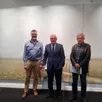photo raphaël sikorski, directeur artistique du festival de la chéronne (à gauche) ; didier reveau, président de la communauté de communes de l’huisne sarthoise, et pierre boulard, maire d’avezé.