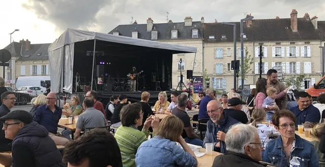 photo  une scène a été installée sur la place du général leclerc.  &copy;  ouest-france 