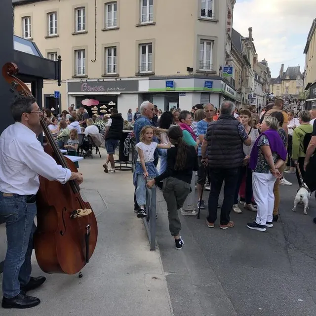 photo l’ambiance était chaleureuse et les habitants nombreux dans les rues d’argentan.  ©  ouest-france