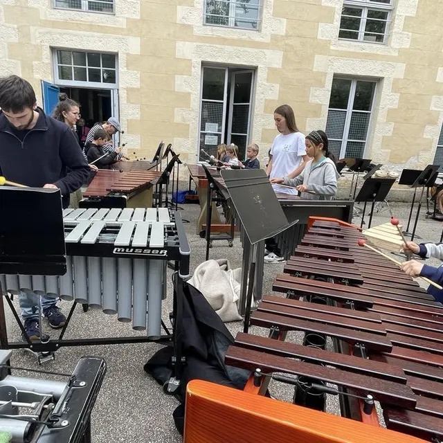 Les élèves du conservatoire ont ouvert le bal une journée en avance en donnant un concert dans la cour, mercredi 20 juin. Ouest-France photo les élèves du conservatoire ont ouvert le bal une journée en avance en donnant un concert dans la cour, mercredi 20 juin. © ouest-france